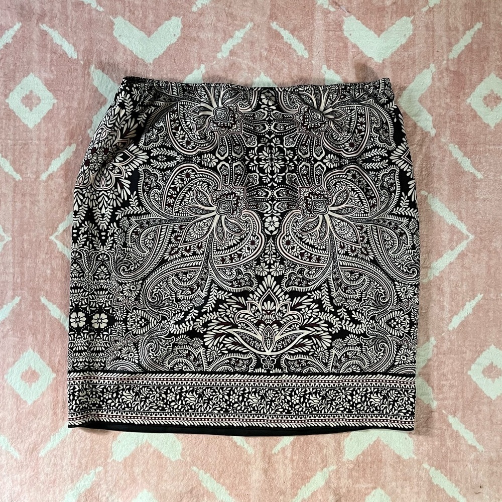 Valerie Stevens Black and Cream Patterned Silky Pencil Skirt